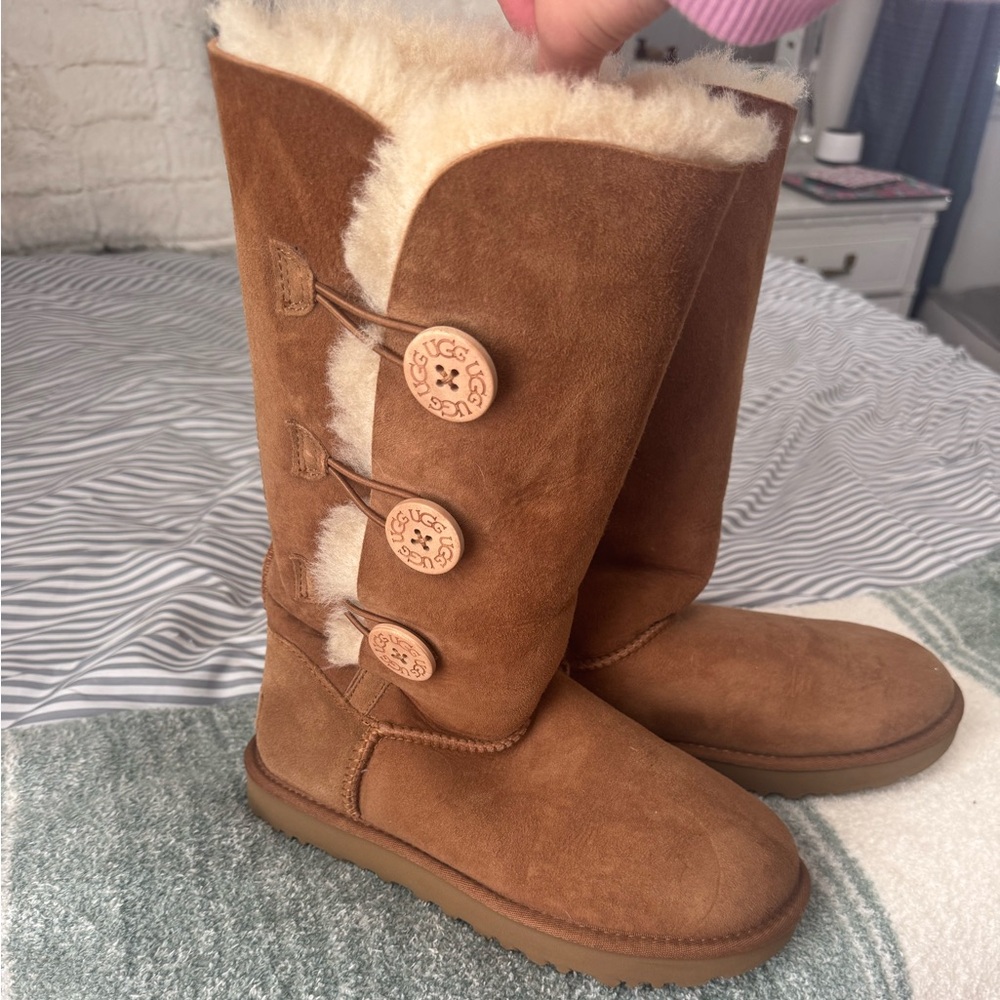 UGG Bailey Button - Picture 2 of 9